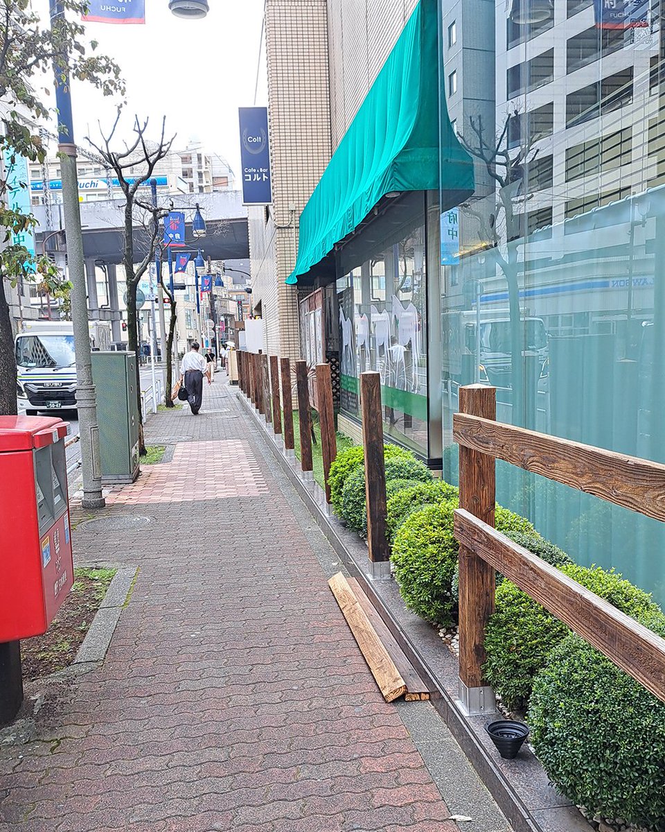 Tohoku_bokujo's tweet photo. ホテルコンチネンタル府中でちょっとワクワクする工事が進行中🚧✨

青森の東北牧場で実際に使われていた「牧柵」を移設して、ホテルをぐるりと囲む計画が進んでいます🐎

競馬の街・府中で、サラブレッドたちが過ごした牧場の空気感を身近に感じてもらえたら嬉しいです！
完成をお楽しみに！

#東北牧場 #青森県 #東北町 #ホテルコンチネンタル府中 #府中 #競馬の街 #サラブレッド #牧柵