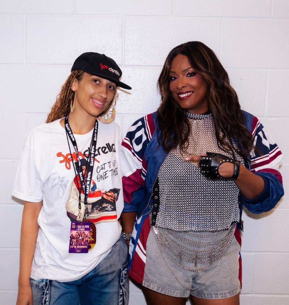 queenher12's tweet photo. @Spindeezy it was so nice to finally meet you in person I love you so much. Hopefully I can pop up at another show soon 🩷 https://t.co/MPHsdBvfoa