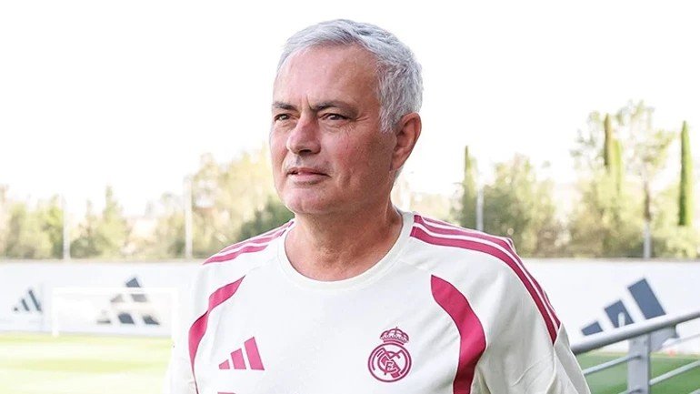 FollwTheLeader's tweet photo. Jose Mourinho'ya, "Türkiye'den iki takım Şampiyonlar Liginde. Siz orada görev aldınız, sizce hangi Türk takımı daha başarılı olur?" sorusuna verdiği cevap dünya gündemine oturdu.

"Bir tarafta maçlarını sahada kazanmaya çalışan Türk takımı, diğer tarafta ise çirkeflikle ve kötü hakem kararlarıyla kazanmaya çalışan Türk takımı var. Tabii ki Fenerbahçe Avrupa'da daha başarılı olur." diye cevapladı.