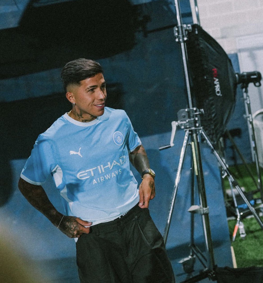 Prema_Chinweze's tweet photo. Some Chelsea fans are clowns😂😂😂

The best player on your team is from my academy brooo and you’re crying about Enzo joining City because in your words, Manchester City is Chelsea’s “direct rivals”😂😂😂😂

Direct rivals how???? Please you can’t even come on top in London, and you want to rub shoulders with Man City??

Man City wey fit wake up one morning buy your club??😂😂😂😂😂😂