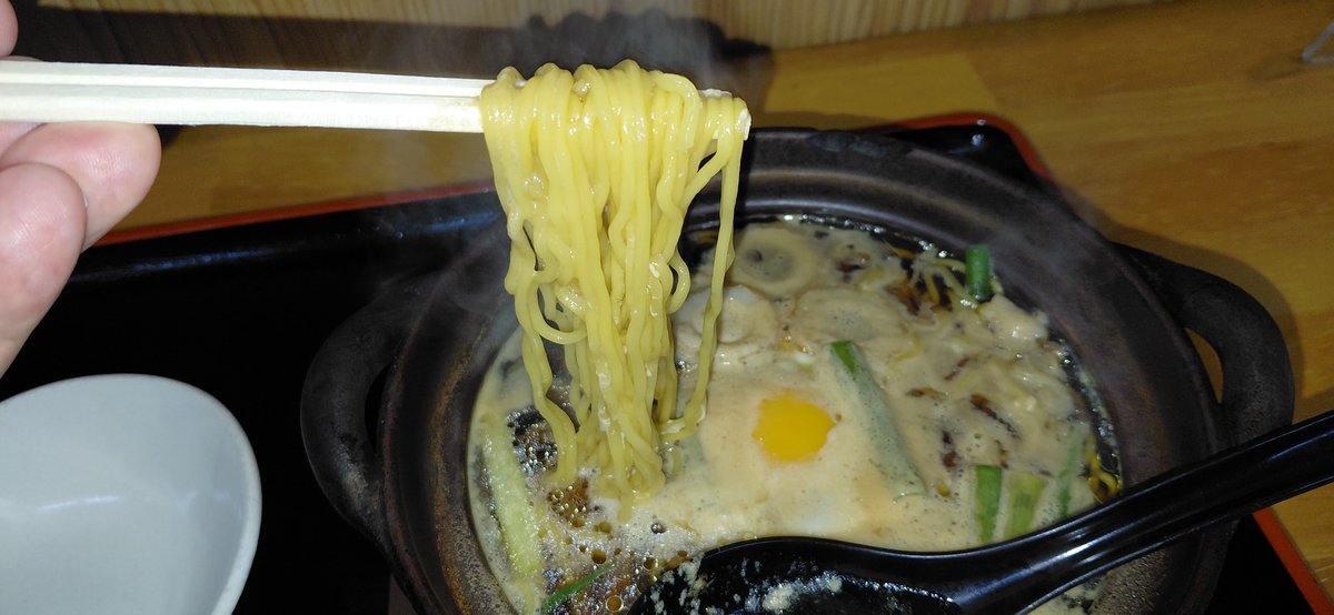 taneichi15's tweet photo. 昼休憩に #鍋焼きラーメンちゅるちゅる に来て #鍋焼きラーメン と #炙りﾁｬｰｼｭｰ丼 を摂取。#猛暑 の中 #熱々ラーメン を良い感じに腹が満たされました。
#高知グルメ
#高知ご当地ラーメン
#ラーメンランチ https://t.co/WY2cD8AQuP