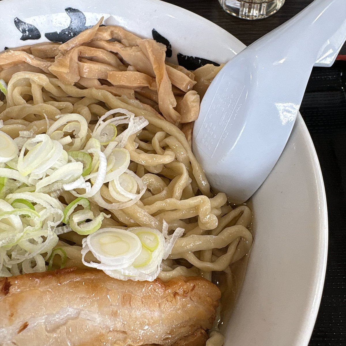 TK98164486's tweet photo. 自家製太麺渡辺

らー麺大 カラシ 黒玉

今日は暑いけど
思えば仙台の歴代最高気温のときも
渡辺さんで🍜食べてたなぁ

暑くてもやっぱりラーメン！

隣に見たことがあるフォロワーさんがw
黒玉を食べているのにつられて
現金で黒玉追加注文

ラーメンも黒玉も意味わからんくらい
うんまいなぁ〜🥇 https://t.co/DdMynCnrlr