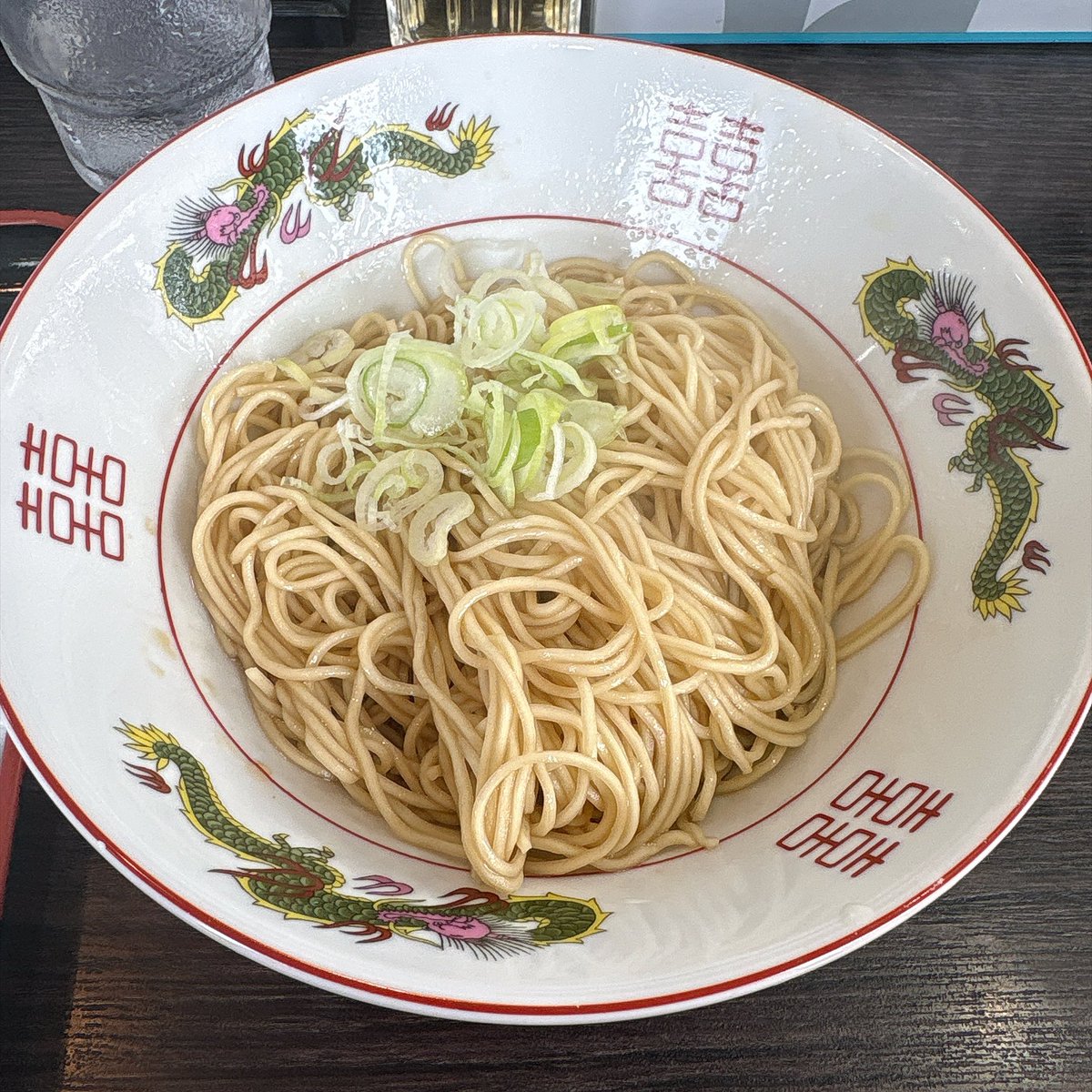TK98164486's tweet photo. 自家製太麺渡辺

らー麺大 カラシ 黒玉

今日は暑いけど
思えば仙台の歴代最高気温のときも
渡辺さんで🍜食べてたなぁ

暑くてもやっぱりラーメン！

隣に見たことがあるフォロワーさんがw
黒玉を食べているのにつられて
現金で黒玉追加注文

ラーメンも黒玉も意味わからんくらい
うんまいなぁ〜🥇 https://t.co/DdMynCnrlr