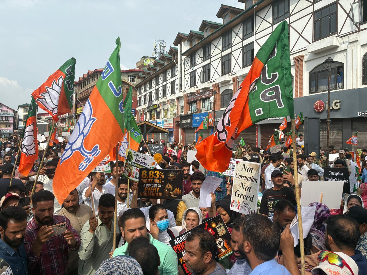 Kashmirline's tweet photo. #BJP workers gathered at Clock Tower #Srinagar, to do Civil Secretariat Gherao https://t.co/2tnEpNLCrD