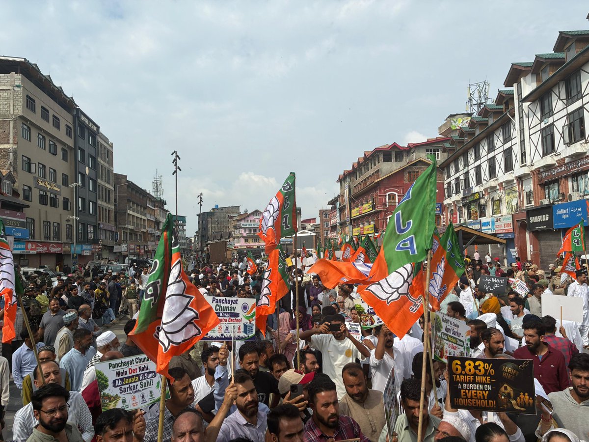 Kashmirline's tweet photo. #BJP workers gathered at Clock Tower #Srinagar, to do Civil Secretariat Gherao https://t.co/2tnEpNLCrD