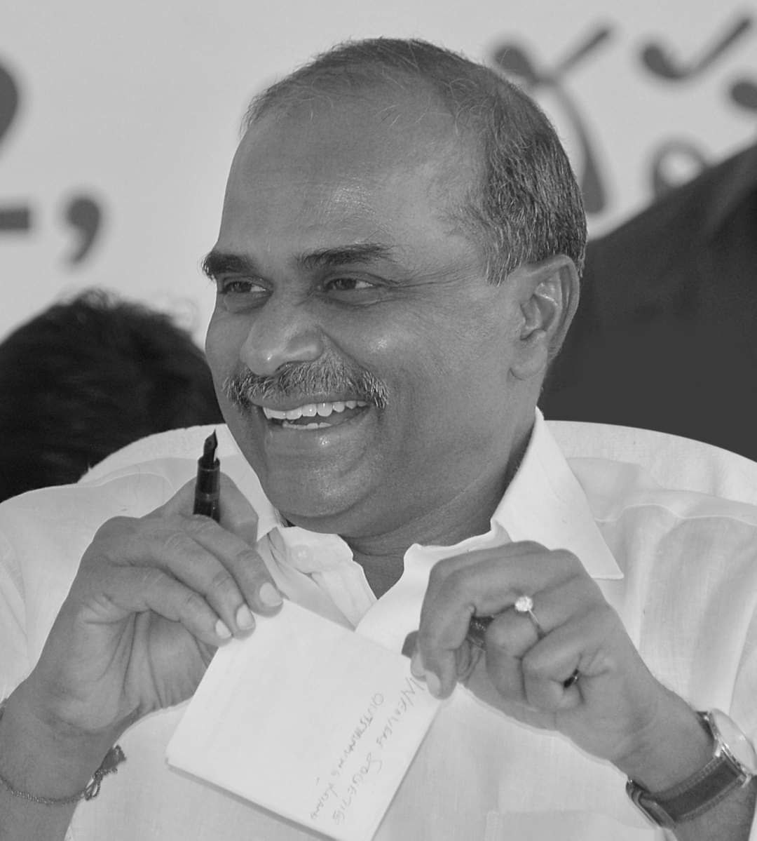 YSRCParty's tweet photo. పేదరికం వల్ల ఏ కుటుంబం వెనుకబడకూడదని... ప్రతి ఇంట్లో ఆనందం వెల్లివిరియాలని సంక్షేమానికి పెద్దపీట వేశారు దివంగత మహానేత వైయస్ఆర్ గారు. రైతులకు అండగా, మహిళలకు భరోసాగా, విద్యార్థులకు భవిష్యత్తుకు బాటగా నిలిచిన ఆ మహానేతను ప్రజలు నేటికీ గుర్తుచేసుకుంటూనే ఉంటారు.
#YSRForever https://t.co/h7xC8NGbl4