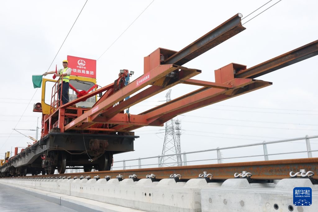 PDChinese's tweet photo. 【新建滬寧合高鐵全線啟動鋪軌】9月1日，在位於安徽省合肥市肥東縣石塘鎮的新建滬寧合高鐵鋪軌施工現場，施工人員將首對500米長鋼軌鋪設在無砟軌道上，這標誌新建滬寧合高鐵全線啟動鋪軌。新建上海至南京至合肥高速鐵路是國家中長期鐵路網規劃“八縱八橫”中沿江通道的重要組成部分，是江北沿江城市與南京都市圈、上海都市圈快速直達的快捷通道。