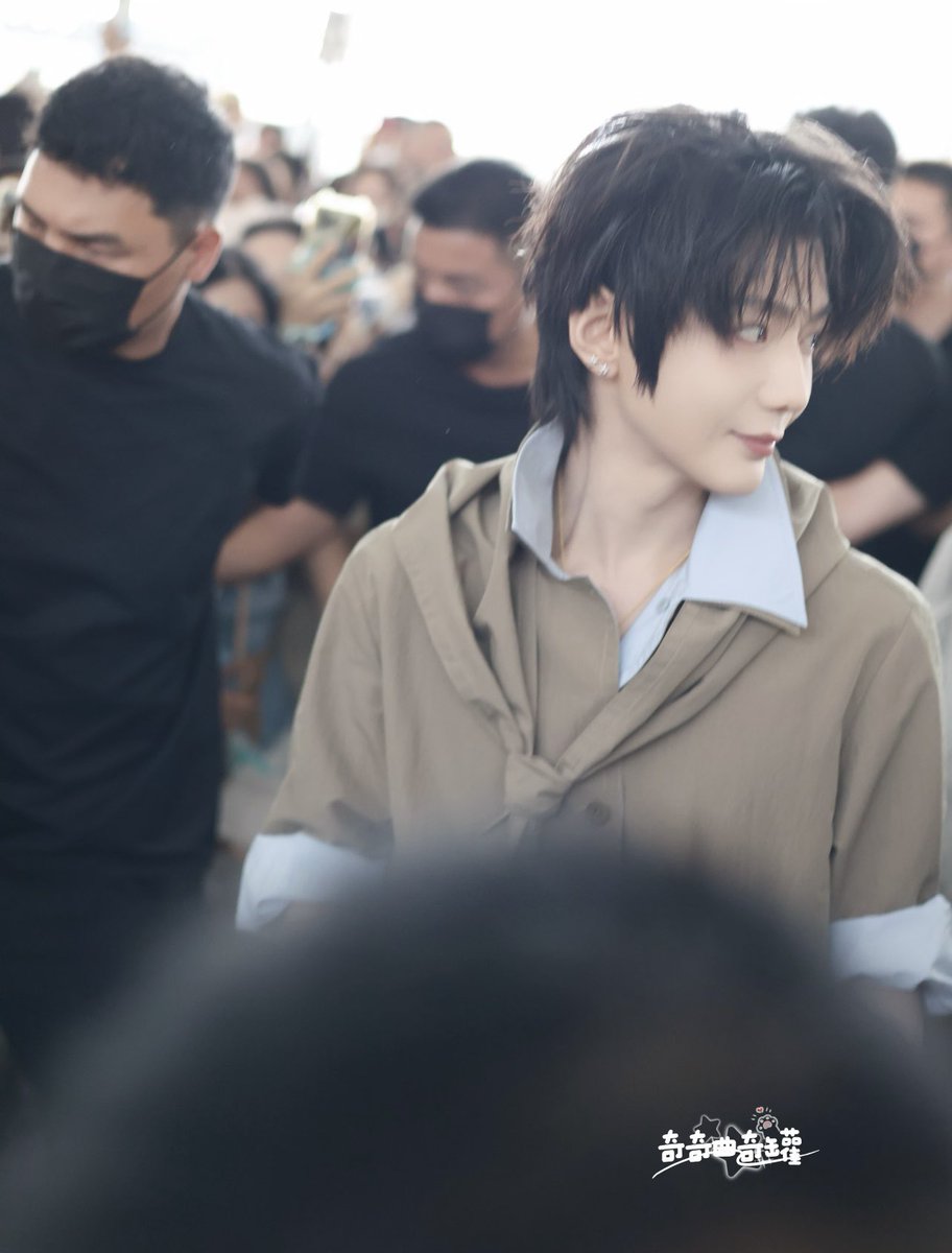 Yirannest's tweet photo. my little penguin is so cute and adorable 🐧🥺🤍
safe flight, baby! ✈️
i hope your concert goes smoothly and everything goes well💖🥰 https://t.co/SyyA9AmG3x