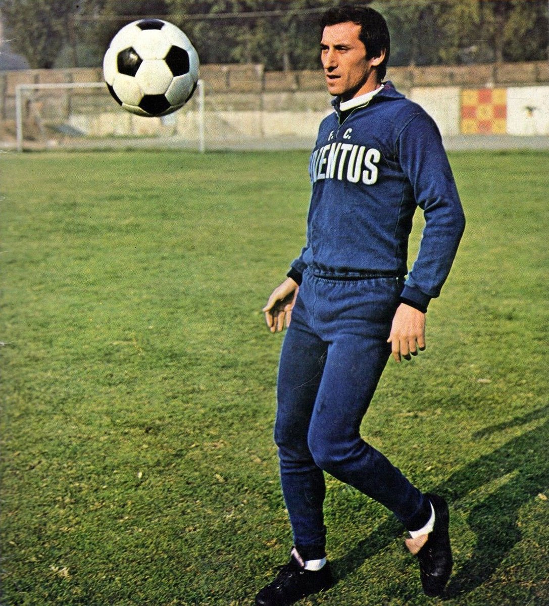 Footballers_bot's tweet photo. ジュゼッペ・フリーノ/ユヴェントス史上初の出場500試合を記録した精神的支柱。タックルを武器に守備に秀でた中盤の仕事人として7シーズンに渡り主将を務め、中心選手として8度ものセリエA制覇を達成しており、この記録は現在ジョバンニ・フェラーリやジャンルイジ・ブッフォンらに並ぶ快挙である。 https://t.co/LwRBjXNO0A