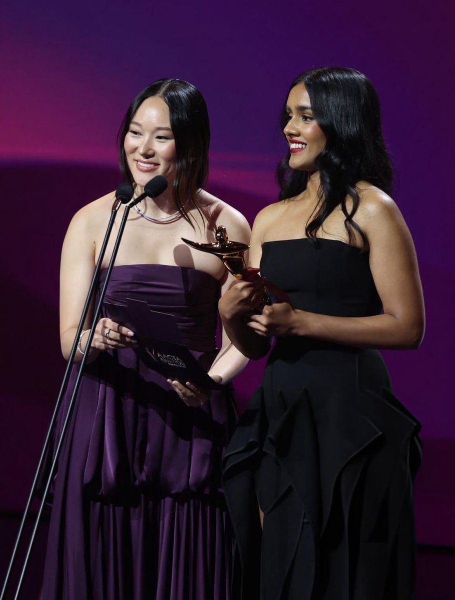 vampvadi's tweet photo. HELLO YERIN HA AND SHABANA AZEEZ PRESENTED AN AWARD TOGETHER??? https://t.co/Dcs5pOh5pW