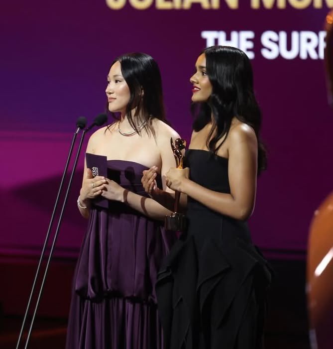 vampvadi's tweet photo. HELLO YERIN HA AND SHABANA AZEEZ PRESENTED AN AWARD TOGETHER??? https://t.co/Dcs5pOh5pW