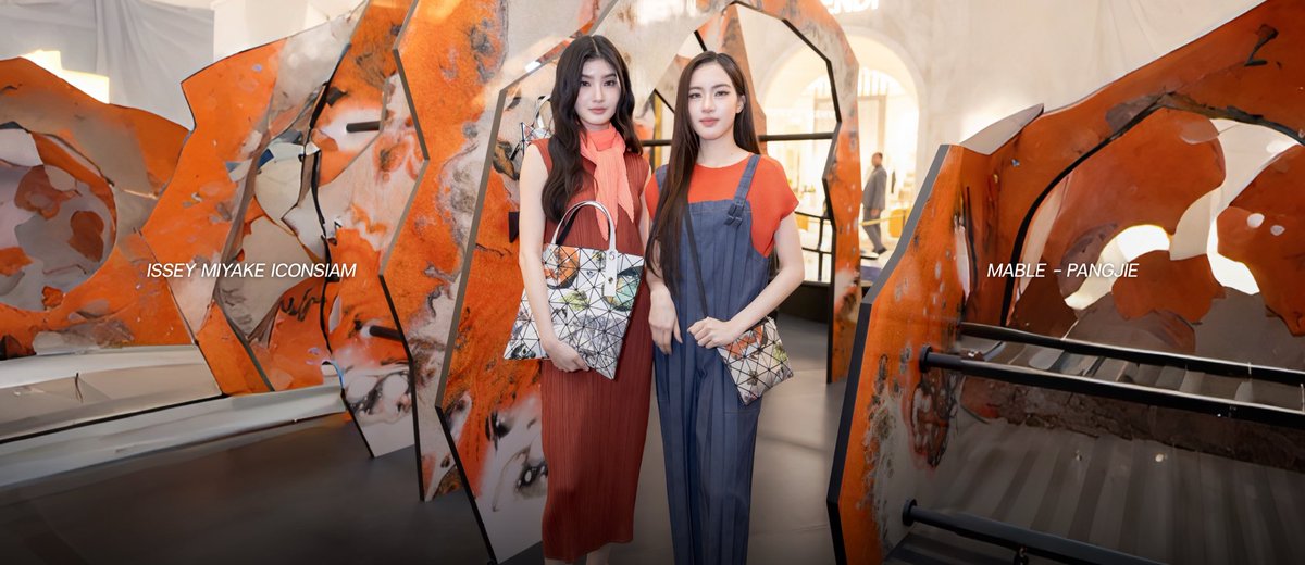 minemediap's tweet photo. เมเบิ้ล @mable_siriwalee แป้งจี่ @pangjiewr ในงาน BAO BAO ISSEY MIYAKE "COSMIC" POP-UP
BLEJIE BAO BAO ISSEY MIYAKE ICONSIAM
#BAOBAOCOSMICICONSIAMxBLEJIE
#BleJie
#BAOBAOCOSMIC
#everydaywithBAOBAO
#ICONSIAM https://t.co/o6R1oBLZyE