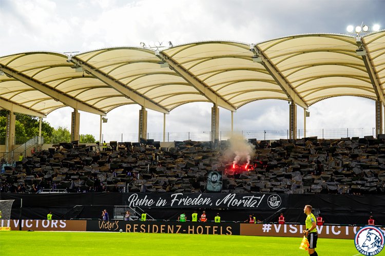 FussballAssis's tweet photo. 30.08.2026 🇩🇪

- IN GEDENKEN AN MORITZ -

1.FC Saarbrücken - FC Hansa Rostock 

@fussballassis

Zusendungen an:
INSTAGRAM PN 
fussballassis@gmail.com 

#fcsfch #hansa #ruheinfrieden #moritz #rip https://t.co/DxmkSNnIHY