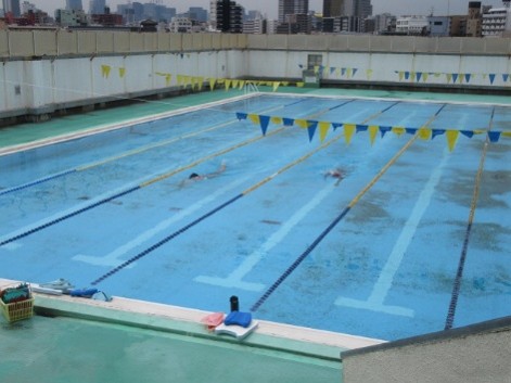 honjohighschool's tweet photo. 屋上では、#水泳部 が練習をしていました。練習のあとは、更衣室の掃除や整理整頓も行いました。 https://t.co/UUdz6gOTbO