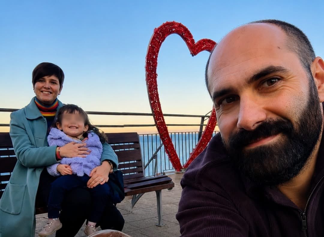 vincenzolamanna's tweet photo. «Da soli non ce la facciamo».
La frase lasciata dai genitori della povera Bianca. 
Un Paese civile non si misura dalle promesse elettorali sui diritti, ma da come protegge i più fragili e le loro famiglie ogni giorno.
Oggi il nostro paese ha le mani sporche di sangue. https://t.co/Nm8Gs8k8cU