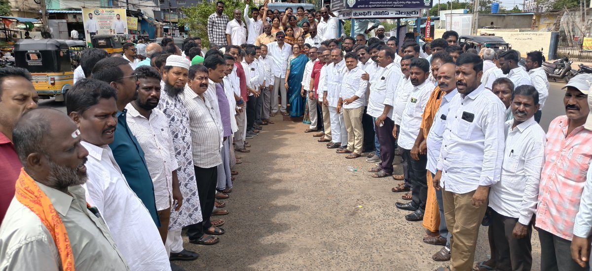 AnamVijaya's tweet photo. డా"వై.యస్. రాజశేఖర్ రెడ్డి గారి 17వ వర్ధంతి సందర్భంగా నెల్లూరు రూరల్ నియోజకవర్గంలోని కరెంట్ ఆఫీస్ సెంటర్ వై.యస్.ఆర్ గారి విగ్రహం నందు డాక్టర్ వై.యస్ రాజశేఖర్ రెడ్డి గారి విగ్రహానికి నివాళులు అర్పించిన @YSRCParty నెల్లూరు రూరల్ నియోజకవర్గ సమన్వయకర్త ఆనం విజయకుమార్ రెడ్డి గారు https://t.co/b4Ls4KIfrH
