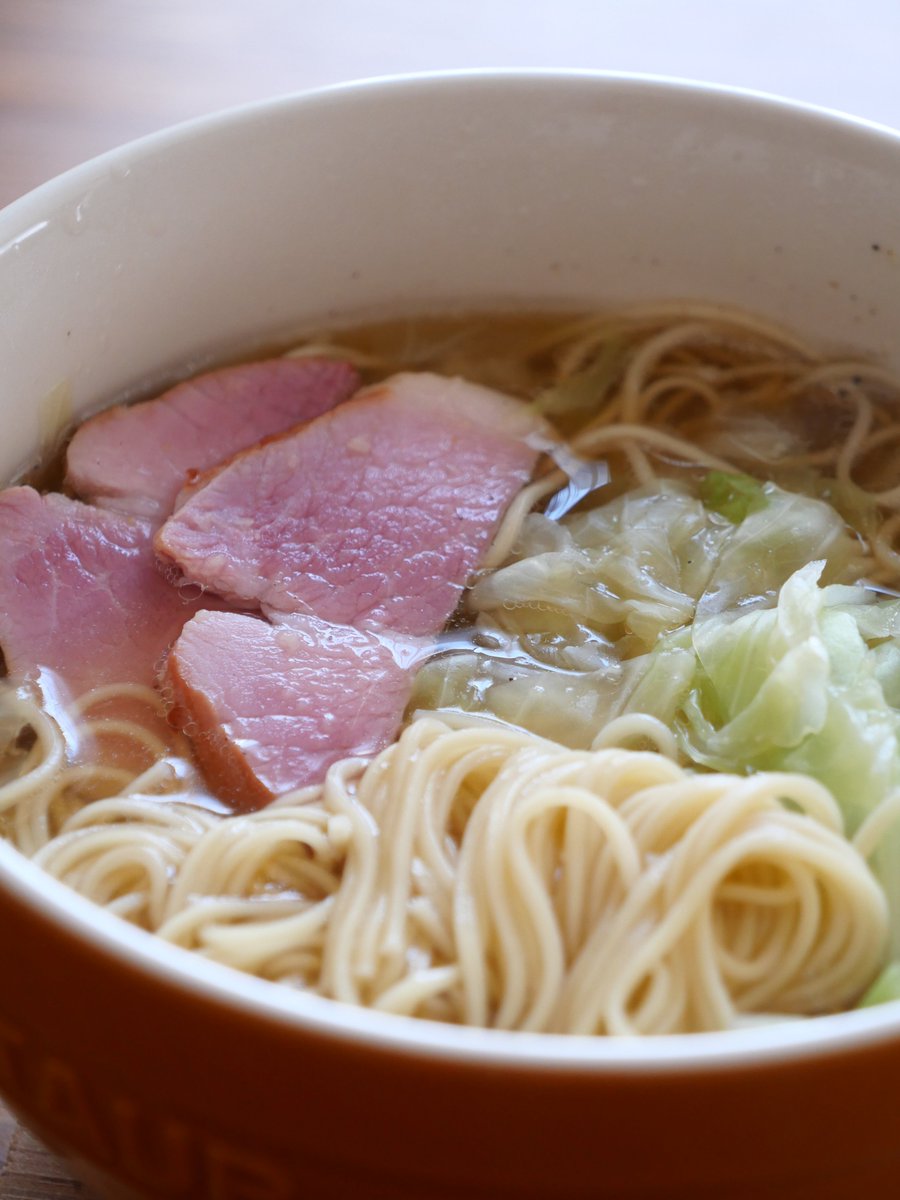 Tre_spice3's tweet photo. まかないごはん。

「マルタイ棒ラーメン🍜🥢」
　キャベツ🥬をゆっくり蒸し焼き。
　ハムをお好み 厚切りで😁。

のどがいがらっぽい日。
　しょうがと胡椒をこれでもか！
　と 効かせた 熱々ラーメン🍜🫚🤭
　これで元気になれそう💪。

美味いわぁ～😋。

#宇都宮
#トレスパイス
#まかないごはん https://t.co/0CAfVpPjv7