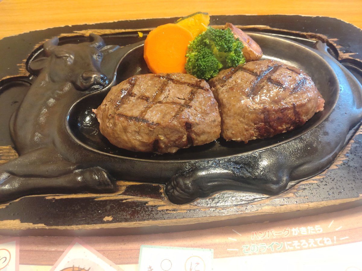 frozen_chocomin's tweet photo. F東サポの方々に包囲された席で食べるさわやか https://t.co/Pnk1Bvn8WH