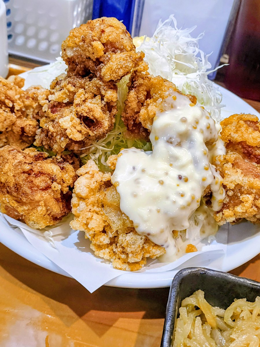 SH82765994's tweet photo. 今日のランチは #渋谷区 恵比寿1丁目「茶和」で日替わり定食をいただきました🍚
唐揚げが大きくて、ボリューム満点なのでお腹いっぱいです🐔恵比寿で1,000円以内のランチが食べれるお店があるのはありがたいです😄
#茶和
#日替わり定食
#唐揚げ
#油淋鶏
#ハニーマスタード
#恵比寿グルメ
#恵比寿ランチ https://t.co/ibNWkqhkzm
