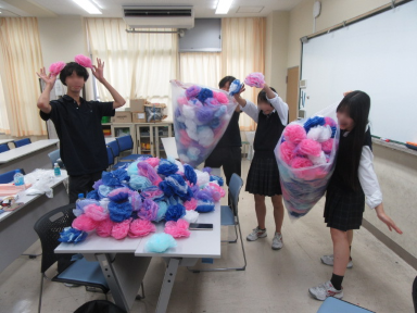 honjohighschool's tweet photo. 8月28日 #文化祭準備 をしている人たちに合いました。一日中、紙のお花を作り続けたそうです。お疲れ様です。このお花を使って校内装飾をします。全部でいくつ作らなければならないのか、かなり大変そうですね。 https://t.co/sbZkDrg5sh