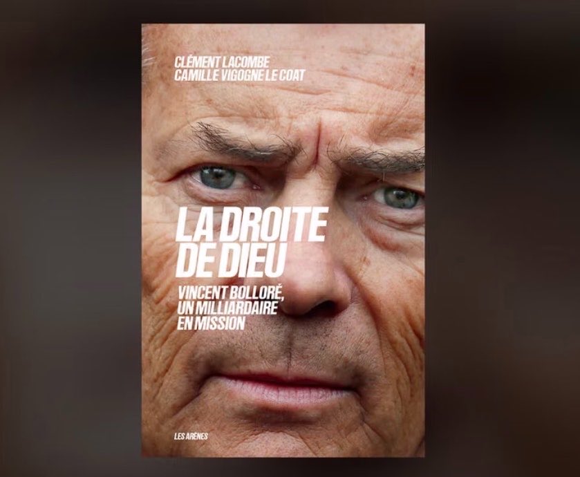Brevesdepresse's tweet photo. 🔴🇫🇷INFO - « Je serai là pour vous ». De #LePen à #Attal, en passant par #Darmanin, plusieurs figures politiques de droite et d’extrême droite se pressent pour être reçus par le milliardaire Vincent #Bolloré dans son hôtel particulier. « Au #minimum, ses médias imposeront les thèmes de 2027. Vincent Bolloré peut aussi choisir un candidat pour les porter », analyse Gérard #Longuet, ancien ministre et cofondateur du mouvement d’extrême droite Occident, passé ensuite par le GUD et Ordre nouveau. Chez Bolloré, Sarah #Knafo est désormais décrite comme un « produit politique de la maison » : contrat chez #Fayard et déjà 4 unes du #JDNews. Côté Attal, Bolloré apprécie ce « jeune homme des beaux quartiers » : l’ex-1er ministre l’a rencontré à plusieurs reprises et a dîné avec Gérald-Brice Viret, directeur général de Canal+ France, avant de remettre 6 mois plus tard à ce dernier la Légion d’honneur. Reste une question : Bolloré soutiendra-t-il Marine Le Pen avec la même force qu’il comptait le faire pour #Bardella ? Après sa condamnation pour détournement de fonds publics, les proches de la candidate d’extrême droite se sont en tout cas montrés satisfaits de la bienveillance médiatique dont elle a bénéficié sur les antennes du groupe…
(« La Droite de Dieu », le livre-enquête des journalistes Clément Lacombe et Camille Vigogne Le Coat -  Les Arènes)