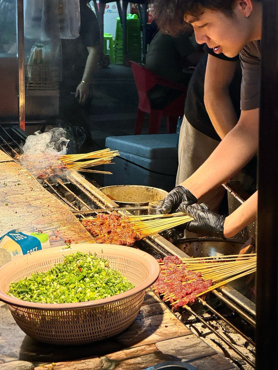 PrajitTakdanai's tweet photo. [Chasing the crispy street food vibe  – hot grilled skewers with spicy seasoning hit different after a long walk!]， https://t.co/v68s3901vD