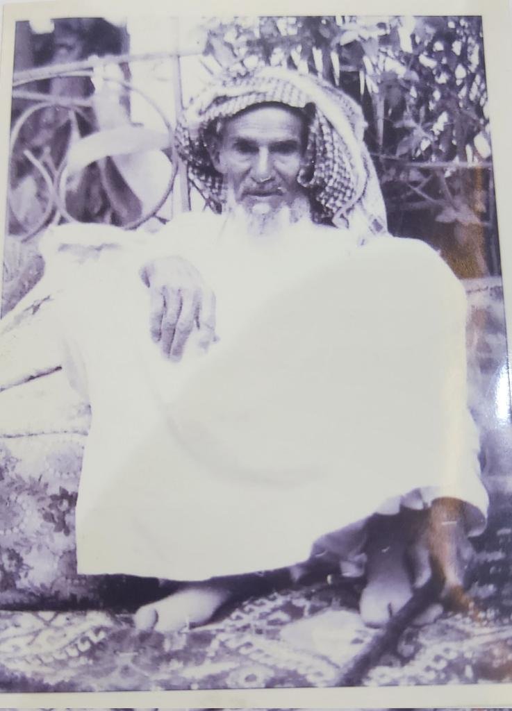 iMemories_SA's tweet photo. هذا الرجل الذي تبدو على وجهه علامات السماحة والقبول والهدوء ارتبط اسمه بمشروعات بناء كبيرة أيام البناء باللبن والطين بعضها من تكليف المؤسس الملك عبدالعزيز رحمهما الله....
هل عرفتموه؟ https://t.co/icA7kvHpVv