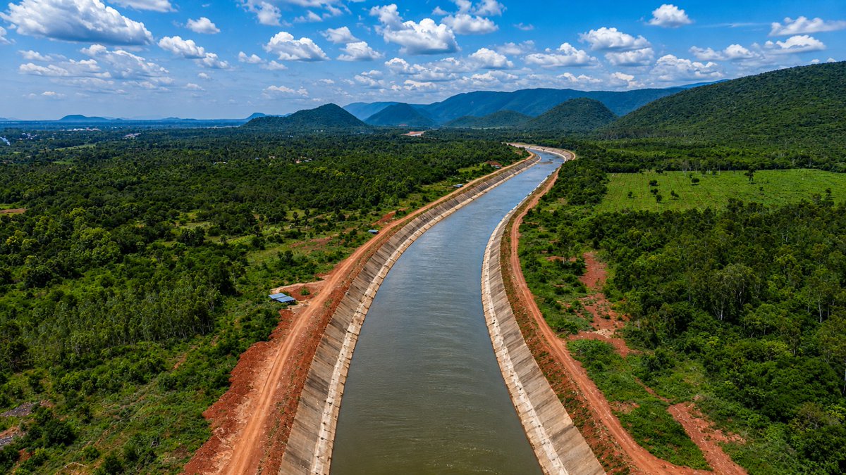 naralokesh's tweet photo. #PolavaramLeftMainCanal #UttarandhraKalalakuRekkalu 
అన్ని రంగాల్లో ఉత్తరాంధ్రను అభివృద్ధి చేసేందుకు కూటమి ప్రభుత్వం చిత్తశుద్దితో ఉంది. ఉత్తరాంధ్ర ప్రాంతానికి పరిశ్రమలు తీసుకు వస్తున్నాం. పాడిపంటలకు అవసరమైన సాగునీటిని తెస్తున్నాం. సముద్రంలోకి వృధాగా పోయే గోదావరి జలాలను మళ్లించి ఎడమ కాలువ ద్వారా ఉత్తరాంధ్రకు అందిస్తున్నాం. పోలవరం ఎడమ కాలువ ద్వారా వచ్చే గోదావరి జలాలను ఇవాళ ముఖ్యమంత్రి చంద్రబాబు గారు విడుదల చేస్తున్నారు. పోలవరం కుడి కాలువ ద్వారా ఇప్పటి వరకు 500 టీఎంసీల నీటిని రైతులు వినియోగించుకున్నారు. అదే తరహాలో ఇకపై పోలవరం ఎడమ కాలువ ద్వారా కూడా రైతుల సాగుకు నీరు అందుతుంది.

ఈ కాలువ ద్వారా ఉత్తరాంధ్ర సహా తూర్పుగోదావరి, కోనసీమ, కాకినాడ జిల్లాలకూ మేలు చేకూరనుంది. 2.87 లక్షల ఎకరాల్లో ఆయకట్టు స్థిరీకరణ జరగనుంది. పోలవరం ఎడమ కాలువ ప్రారంభం అంటే ఉత్తరాంధ్ర రైతుల  అభివృద్ధి ఆరంభమే. ఉత్తరాంధ్ర సుజల స్రవంతికి... పోలవరం ఎడమ కాలువను అనుసంధానం చేసే ప్రక్రియకూ శ్రీకారం చుట్టనుంది కూటమి ప్రభుత్వం.

తమ ప్రాంతం అన్ని రంగాల్లో అభివృద్ధి చెందాలనే ఉత్తరాంధ్ర వాసుల కలలకు ప్రజా ప్రభుత్వం రెక్కలు తొడుగుతోంది. ఇప్పటికే ఉత్తరాంధ్రకు పరిశ్రమలు తెచ్చాం... ఇప్పుడు గోదావరి జలాలను అందిస్తున్నాం. సమగ్రాభివృద్ధి... సర్వతోముఖాభివృద్ధి ఇదే కూటమి ప్రభుత్వ లక్ష్యం.