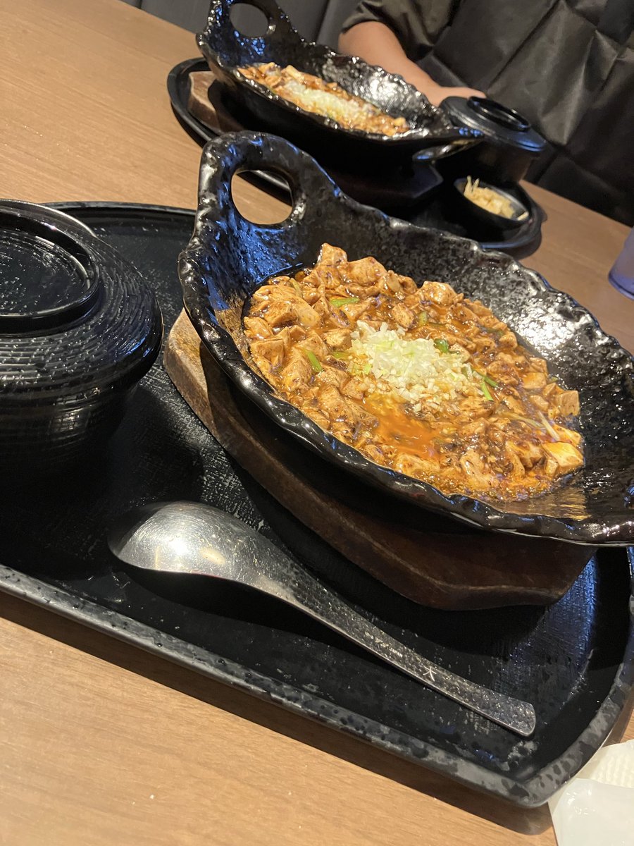 Vbboooooooooo's tweet photo. 新大阪駅近くの中華料理ファンファンで

関西のドンの会計士社労士先生に奢っていただきました。
公営企業の監査の深い話、、、、
奥深いですね。決算書の見方が違うので楽しいです。
社労士試験、市販テキストだけで、合格できる地頭すごいっす👍 https://t.co/rmgGhWWwp4