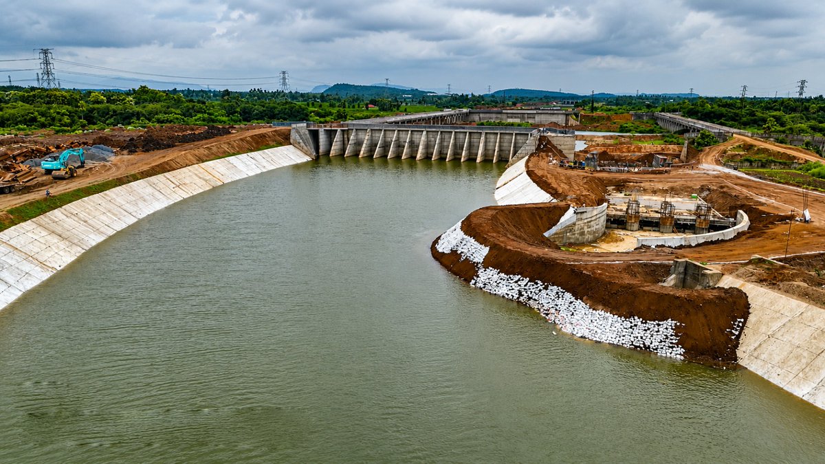 naralokesh's tweet photo. #PolavaramLeftMainCanal #UttarandhraKalalakuRekkalu 
అన్ని రంగాల్లో ఉత్తరాంధ్రను అభివృద్ధి చేసేందుకు కూటమి ప్రభుత్వం చిత్తశుద్దితో ఉంది. ఉత్తరాంధ్ర ప్రాంతానికి పరిశ్రమలు తీసుకు వస్తున్నాం. పాడిపంటలకు అవసరమైన సాగునీటిని తెస్తున్నాం. సముద్రంలోకి వృధాగా పోయే గోదావరి జలాలను మళ్లించి ఎడమ కాలువ ద్వారా ఉత్తరాంధ్రకు అందిస్తున్నాం. పోలవరం ఎడమ కాలువ ద్వారా వచ్చే గోదావరి జలాలను ఇవాళ ముఖ్యమంత్రి చంద్రబాబు గారు విడుదల చేస్తున్నారు. పోలవరం కుడి కాలువ ద్వారా ఇప్పటి వరకు 500 టీఎంసీల నీటిని రైతులు వినియోగించుకున్నారు. అదే తరహాలో ఇకపై పోలవరం ఎడమ కాలువ ద్వారా కూడా రైతుల సాగుకు నీరు అందుతుంది.

ఈ కాలువ ద్వారా ఉత్తరాంధ్ర సహా తూర్పుగోదావరి, కోనసీమ, కాకినాడ జిల్లాలకూ మేలు చేకూరనుంది. 2.87 లక్షల ఎకరాల్లో ఆయకట్టు స్థిరీకరణ జరగనుంది. పోలవరం ఎడమ కాలువ ప్రారంభం అంటే ఉత్తరాంధ్ర రైతుల  అభివృద్ధి ఆరంభమే. ఉత్తరాంధ్ర సుజల స్రవంతికి... పోలవరం ఎడమ కాలువను అనుసంధానం చేసే ప్రక్రియకూ శ్రీకారం చుట్టనుంది కూటమి ప్రభుత్వం.

తమ ప్రాంతం అన్ని రంగాల్లో అభివృద్ధి చెందాలనే ఉత్తరాంధ్ర వాసుల కలలకు ప్రజా ప్రభుత్వం రెక్కలు తొడుగుతోంది. ఇప్పటికే ఉత్తరాంధ్రకు పరిశ్రమలు తెచ్చాం... ఇప్పుడు గోదావరి జలాలను అందిస్తున్నాం. సమగ్రాభివృద్ధి... సర్వతోముఖాభివృద్ధి ఇదే కూటమి ప్రభుత్వ లక్ష్యం.