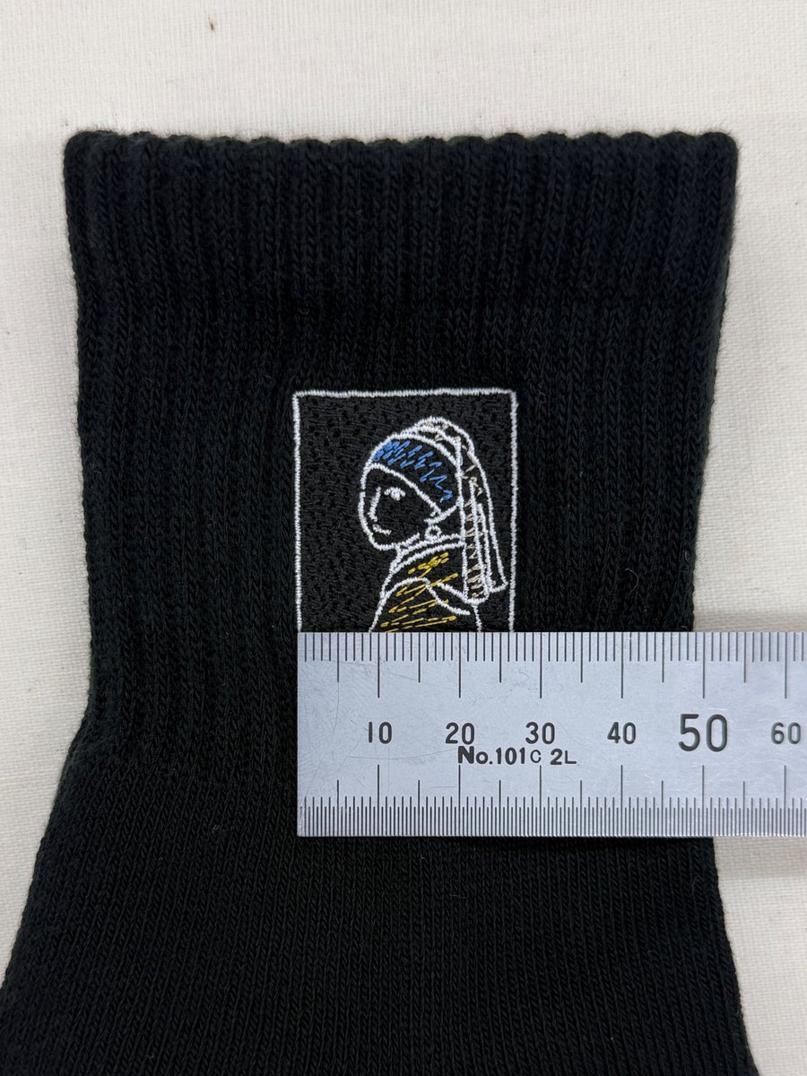 _stonethrow_'s tweet photo. 0.7mmの細い線を刺繍を打つ。

ただ細くすればいい、というものでもありません。

糸の流れ、密度、打ち順。
周りの刺繍との重なり方まで考えないと、細かなデザインはきれいに残りません。

「細い線を縫える」ではなく、
細い線をきれいに見せるために、どうデータを設計するか。

そこが刺繍屋の仕事だと思っています。