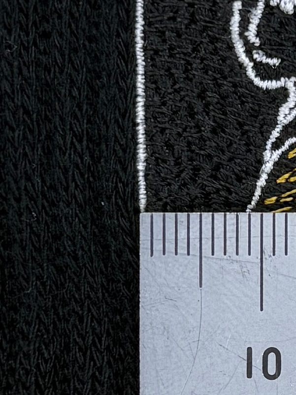 _stonethrow_'s tweet photo. 0.7mmの細い線を刺繍を打つ。

ただ細くすればいい、というものでもありません。

糸の流れ、密度、打ち順。
周りの刺繍との重なり方まで考えないと、細かなデザインはきれいに残りません。

「細い線を縫える」ではなく、
細い線をきれいに見せるために、どうデータを設計するか。

そこが刺繍屋の仕事だと思っています。