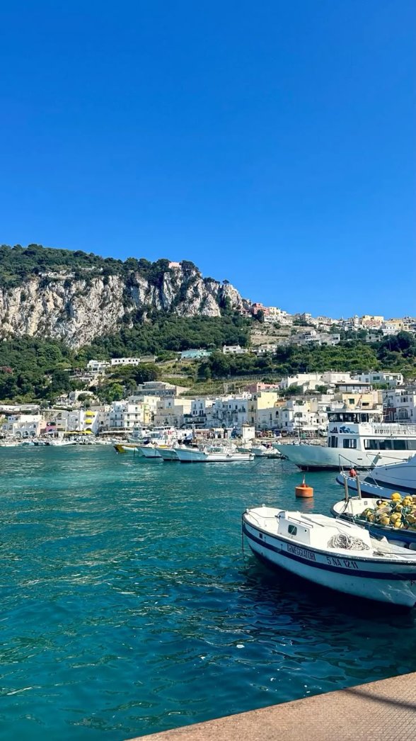 reminiscinbby's tweet photo. Capri, Italy https://t.co/uHEY8uTKvI