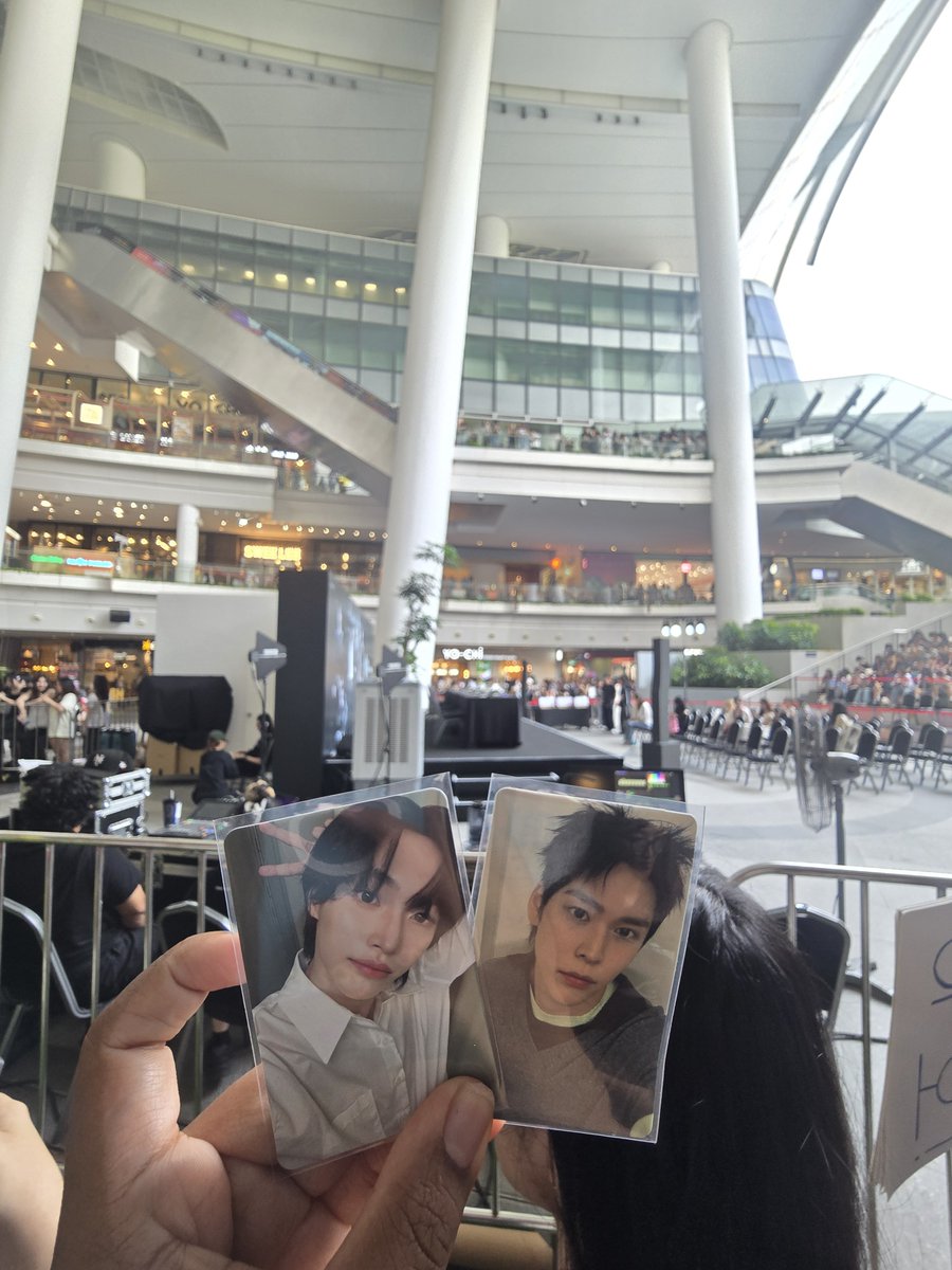 PisiNoona's tweet photo. RIIZE's grand entry
(Well, #SeokgwaBini everywhere 🥰🥰) #석과비니 #돌넨 #석빈 #DolNen #SeokBin
260901 #RIIZE #Makestar #Fansign #Singapore #라이즈 #원빈 #은석 #성찬 #쇼타로 #엔톤 #소희 https://t.co/97hV8D73ON