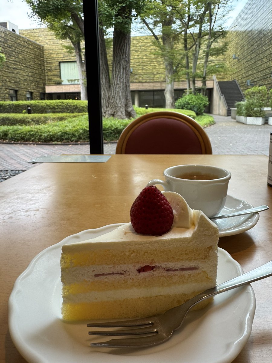 pc9801ra2's tweet photo. モネとくれば睡蓮だし、すいれんとくればクリレス。２時間以上歩き疲れたので独り暫しご歓談。 https://t.co/GlfU5ELrRV