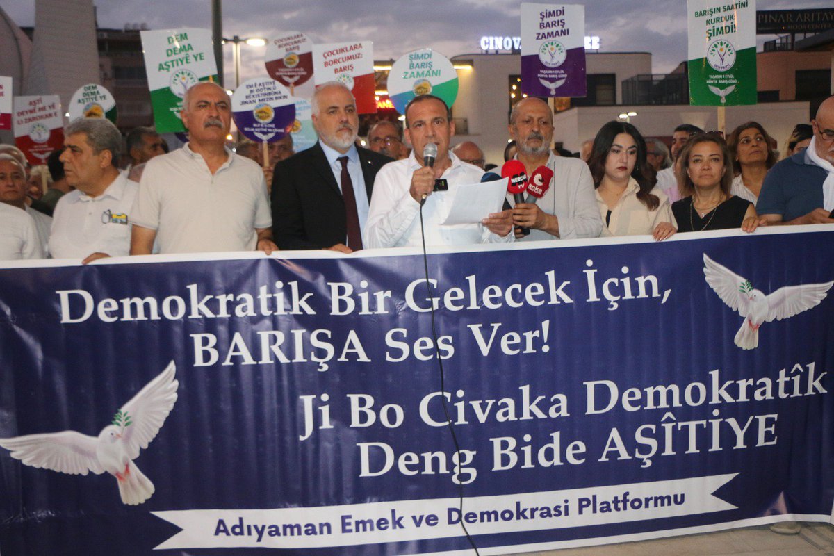 EmekDemokrasi02's tweet photo. Bugün 1 Eylül Dünya Barış Günü vesilesiyle Adıyaman Emek ve Demokrasi Platformu bileşenleri olarak bir araya geldik. Tüm bileşenlerimize emeklerinden ve katılımlarından dolayı teşekkür ederiz.
 Yaşayın Barış 
Bıjî Aştî https://t.co/bCqjrQSgM7