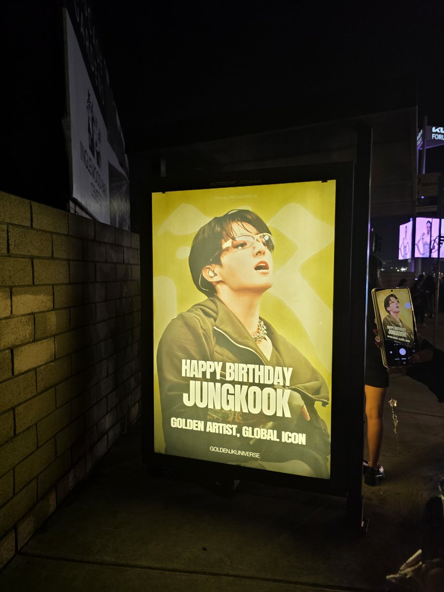 PyroJax's tweet photo. When this is the ONLY thing we saw in LA for BTS and it was facing a stone wall...do better @LACity this is embarrassing. Especially after @CityOfLasVegas turned UP for . You lost out on so much, including the respect of ARMY. Smh sad. https://t.co/rpMtzJeXj2