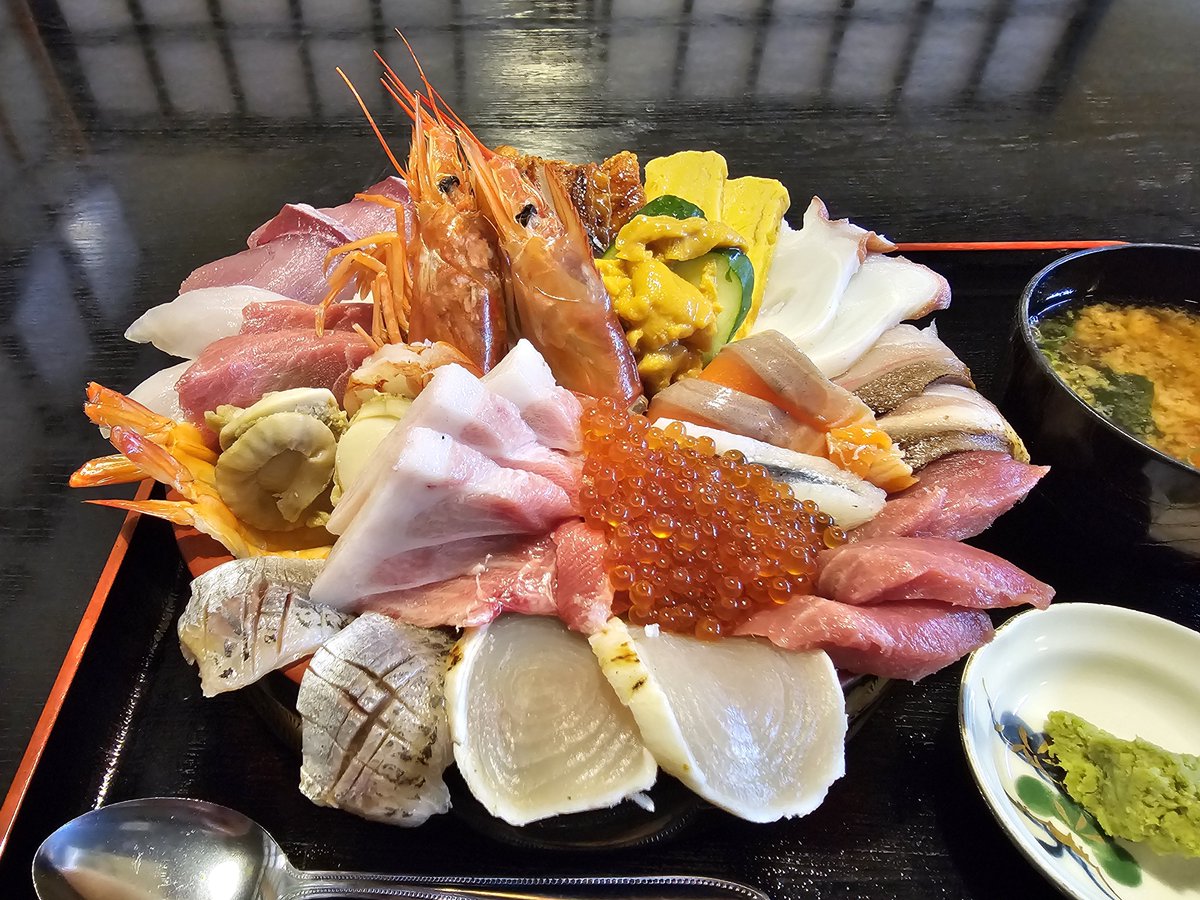 Jiromaru2020's tweet photo. 再び海鮮丼を食べに境港へ‼️🐟
これまで食べてきた海鮮丼とは？と思うほど、過去一の海鮮丼でした- ̗̀ 💡  ̖́-
お腹いっぱい過ぎてしばらく動けませんでした(笑)ꉂ🤣𐤔
ここなら誰にでもオススメできます♪✨
そして、ベタ踏み坂も行ってきました😊
上手く撮れないですね😭

 #ぶっこん亭
 #ベタ踏み坂 https://t.co/p3l8nlO1Ls