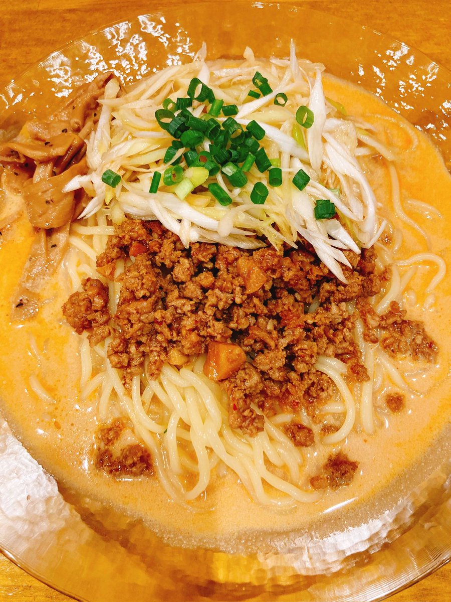 a7teBleM8suwKCl's tweet photo. 期間限定　ネギ冷麺始めました。
今年最後の冷やし麺、気温が下がったら終了する予定です。単純に美味いです〜
葱は熊本県の井上農園さんから直送してもらいました。地震からの復興で物流は戻っています。今回はふるさと納税を使いました。皆様もどうでしょうか？
是非ご賞味下さい〜 https://t.co/uLwIW6LACD