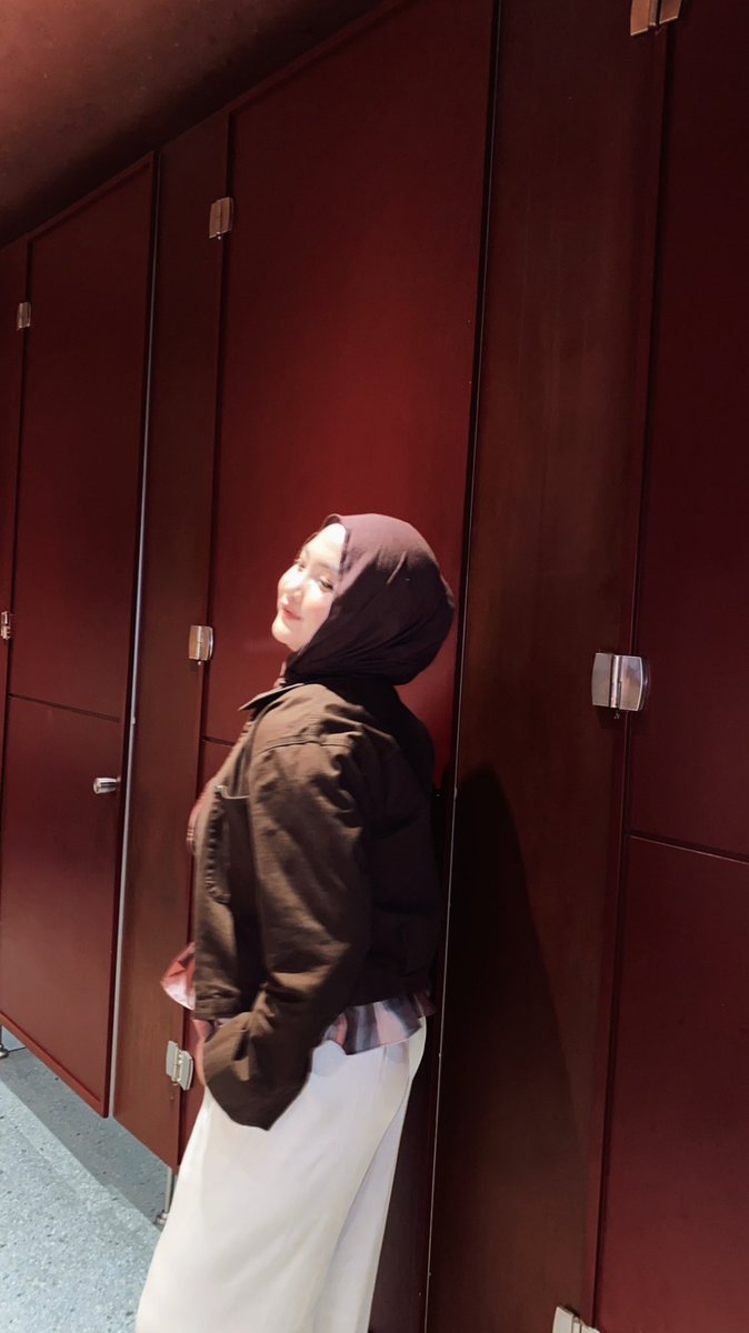 mmmkl1826's tweet photo. hadeh dasar lonte satu ini, kebanyakan nyobain kontol, dia pernah dibayar buat ngentot sama om om, hijab an tapi aslinya lonte https://t.co/qt2jz42A8c