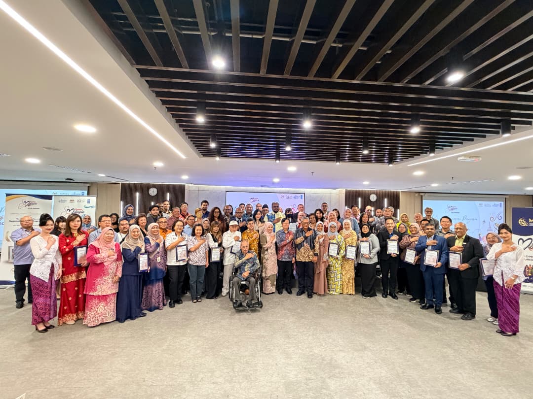 FRIMKepong's tweet photo. 📅 21/8 🤝
@FRIMKepong diiktiraf Rakan Strategik program 'Sayangi Malaysia' di Kuala Lumpur. 

TKP (Penyelidikan), Dr Norwati Muhammad terima sijil pelantikan bagi mengukuhkan pelancongan mampan &amp; biodiversiti. 

🌳 #SayangiMalaysia #FRIM #PelanconganMampan https://t.co/3VqUJuNUlt