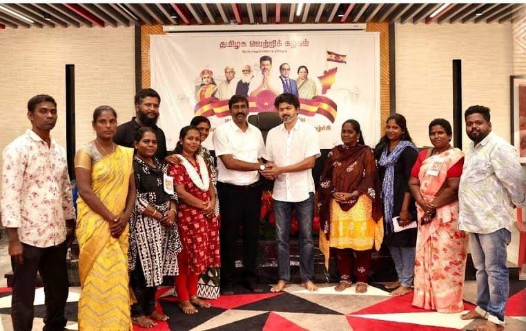 idumbaikarthi's tweet photo. ஏறக்குறைய 15 நாட்களாக சென்னை மாநகரத்தில் போராடி வருகிறார்கள் தூய்மைப்பணியாளர்கள். 

அதிகாரத்தில் இல்லாதபோது தூய்மைப்பணியாளர்களைப் பனையூருக்கு அழைத்து, அவர்களோடு கலந்துரையாடி, அவர்களின் குறை, நிறைகளைக் கேட்டறிந்து, தனது கையாலேயே தேநீர் கொடுத்து உபசரித்தார் இதே விஜய்.

இப்போது தூய்மைப்பணியாளர்கள் குறித்த அதிகாரத்தைக் கொண்டிருக்கிற உள்ளாட்சித்துறையைத் தனது நேரடிக்கட்டுப்பாட்டில் வைத்திருக்கிறார்  விஜய். இதுவரை அவர்களுக்காகப் பேசவோ, அவர்களின் நலனுக்காக எதையும் செய்யவோ துணியவில்லை இந்த மானங்கெட்ட முதல்வர் விஜய்.