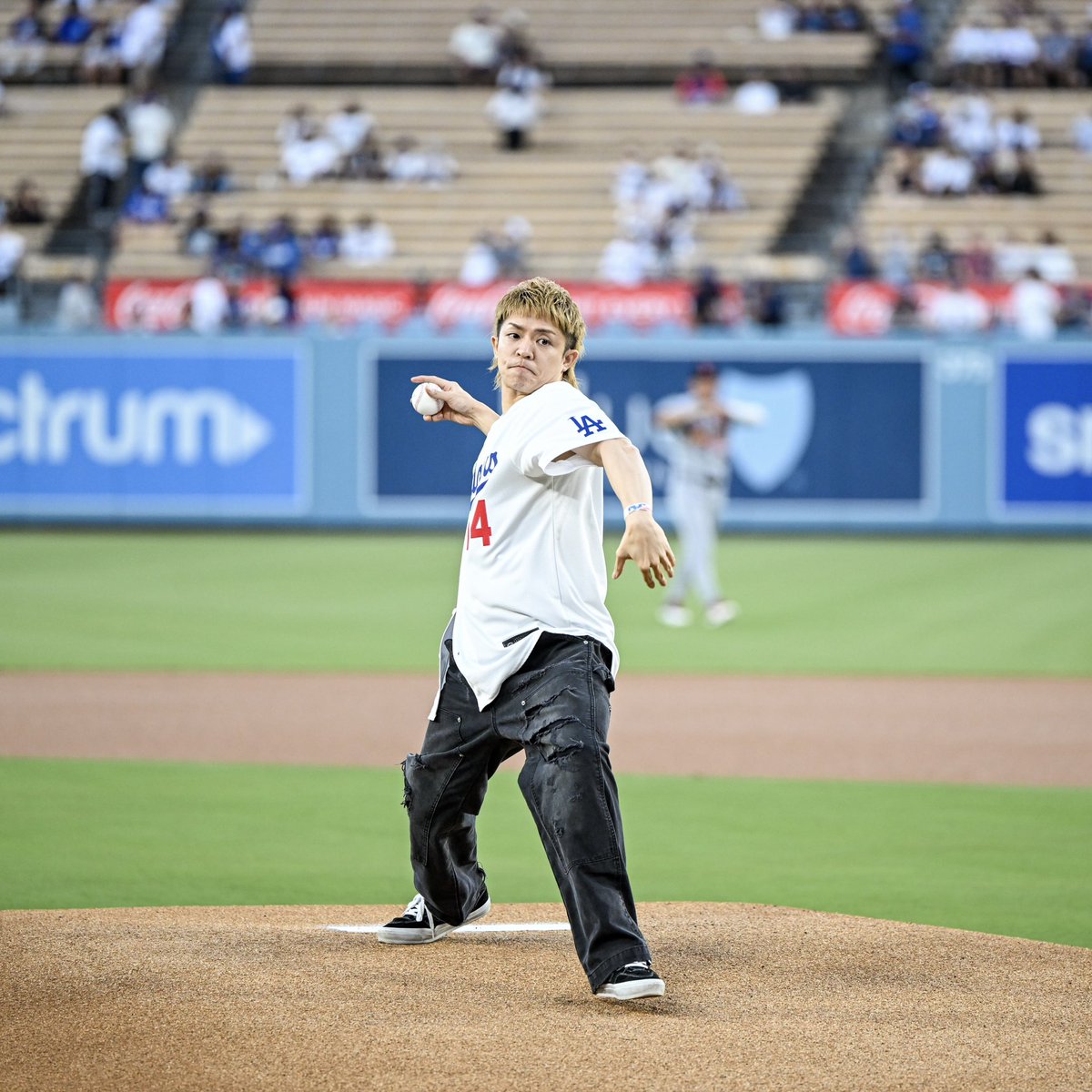 number_i_offic's tweet photo. ⚾️Dodger Stadium First Pitch ⚾️
Number_iがドジャー・スタジアムで行われた始球式に登場！
メンバーも見守る中、#岸優太 が大役に挑みました✨

ありがとうございました‼︎
#Number_i #Number_i_Dodgers #FirstPitch
- - -
Number_i made an appearance at Dodger Stadium!
With the members watching over, #KC took the mound and threw out the first pitch! ✨
Thank you so much for this opportunity!!
@dodgers