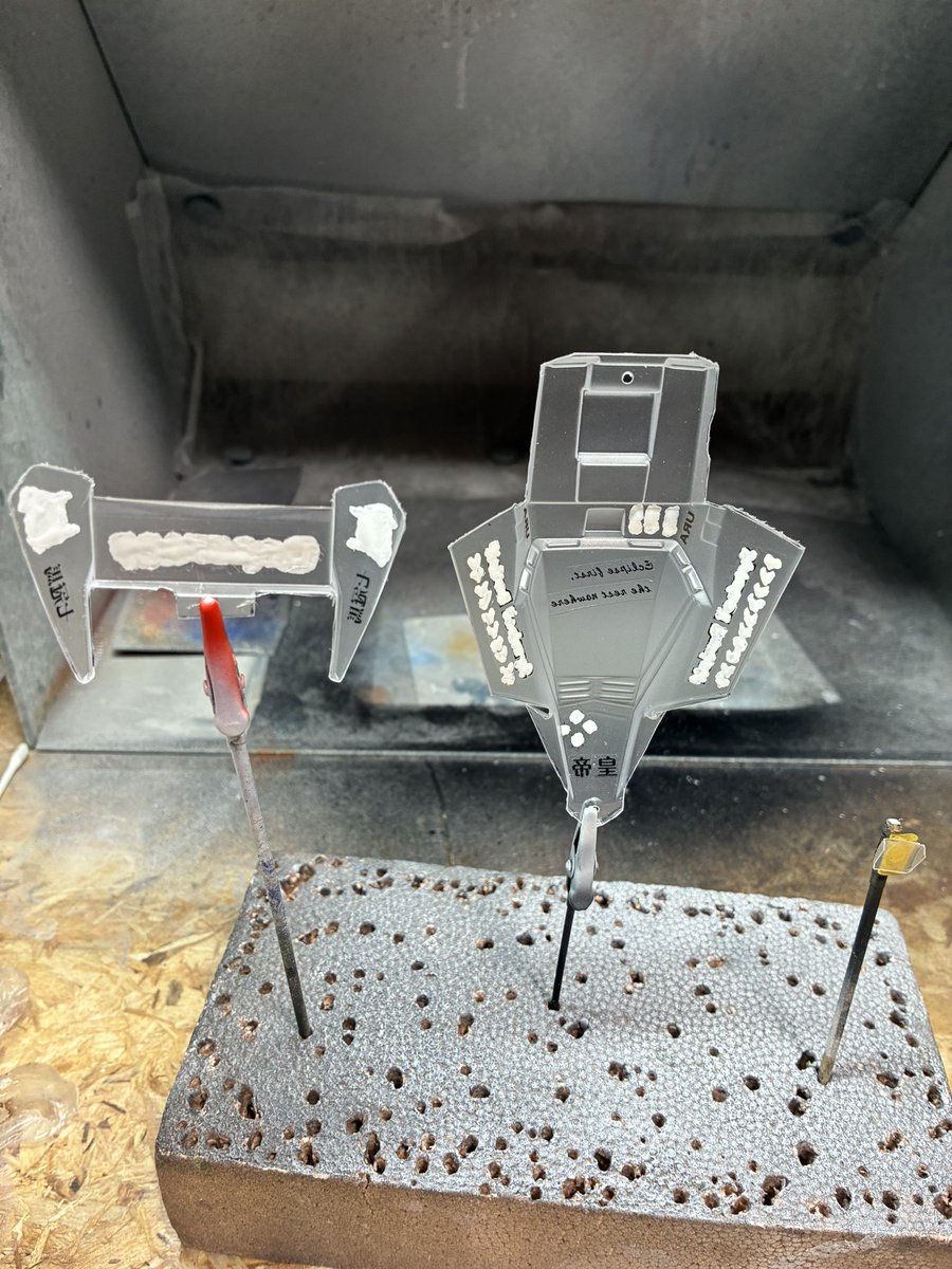ponk2_746's tweet photo. ポリカ進捗です

デカールを貼り、裏から白で裏打ちしました

はみ出しまくりましたが、仕方なし https://t.co/nFtKEsMlNl
