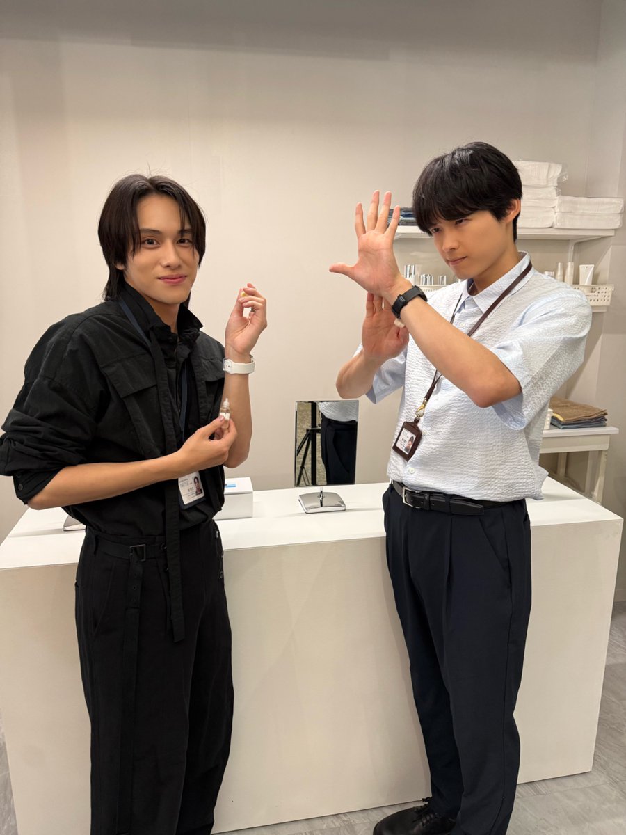 kokuhaku_ntv's tweet photo. 全然ベタつかない？
◾️次回、8話𝐨𝐟𝐟 𝐬𝐡𝐨𝐭◾️

シゴデキ爽太（松村北斗）が
営業担当の佐野（山下幸輝）に商品を説明中

▼TVerで1〜3話＋最新7話を配信中
https://t.co/w8JHjv4WJg

▼Huluほかでこれまでの全話配信中
https://t.co/nD0erJkNOJ

#土ドラ告白
次回【8話】𝟗月𝟓日(土)よる𝟗時 https://t.co/c6g9a8iPHf