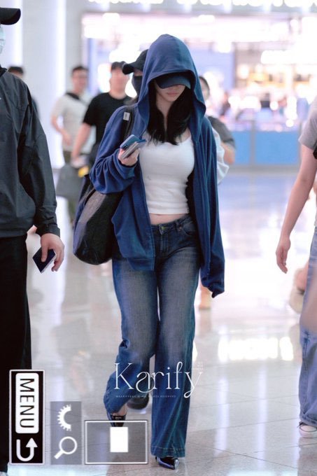 karloops's tweet photo. KARINA’S BODY PROPORTIONS ARE INSANE, SHE LOOKS SO GOOD https://t.co/zRVOxmTvBJ