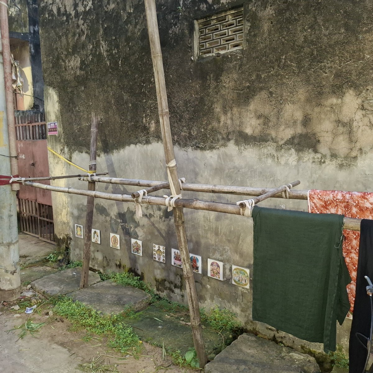 sikaria12's tweet photo. @KMCKataka @SSingh_odisha  @KatakaDM 
@CMC_Cuttack @CuttackCollector

Public drain at Hazari Lane, Telenga Bazar, Ward 28, Cuttack has been illegally enclosed/obstructed with a bamboo structure.Request immediate site inspection and removal of the unauthorised obstruction. https://t.co/L9xHjJhCCd