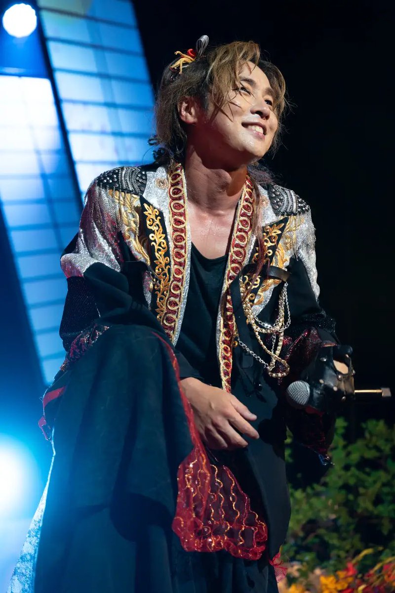 yutoadachi's tweet photo. 僕を見つけてくれたあなたに。

安達勇人デビュー20周年ワンマンライブ。
無事先日満員御礼で幕を閉じました。
改めて笠間公民館大ホールSOLD OUTありがとう。
決して大きくはないあのホールの満員の景色や声は、かけがえのない宝物になった。
笠間に、茨城に来るようになって初めてホールワンマンをやった場所だ。
だから、今帰れたのが嬉しかった。
沢山の笑顔と熱い熱狂や声に心から感謝とありがとうを、会場にいたあなた、茨城や全国に来れなくとも応援してくれてた出会ってくれたあなたに送りたい。
今このツイートを見てくれてるあなたは何かのきっかけで僕をいつの日か見つけてくれた。出会いにも感謝だ。
そんなあなたに安達勇人20周年の集大成を見せることが出来て心から嬉しかった。
ここまで来るのに夢を笑われ、でもやってみなきゃ人生わからないと、あの日自分を信じて挑戦してきた1年1年があって今があります。
気付いたらステージに立つように20年経った。
雑誌モデルになって、俳優になって、アイドルになって、声優になって、いばらき大使になって、今は音楽、アーティストとして生きてる。
沢山の景色を見てきた。
努力しても無理なことも不条理なことも沢山経験してきた。
でも全部逃げずに勝負出来たのは見せたいあなたがいたからだ。
今、茨城県で沢山の人や場所で安達勇人という名前を通してライブステージや日常で出会いがある。
そしてあなたが沢山の夢を見せてくれる。
それだけファンの方のADACHI HOUSEファミリーのパワーや思いやりはすごい。
世界一だと本気で思ってる。
ファンの事を本気で世界一って言えるのも俺自身すごく嬉しいし誇りに思ってる。
それだけあなたの愛をいつも見てるもらってる。
ありのままを、キラキラ、泥臭かろうが受け入れてくれてありがとう。
いつもファンの方々とものすごく気持ちいい関係でいれる。
その空間や関係を作ってくれていることにまず感謝し、何より老若男女世代問わず沢山の人が目の前で夢を見たり、一緒に叶えたり熱狂してくれることが幸せでたまらない。
いばらき大使という、まだまだ勿体無い肩書を茨城県からいただいている。
その名にふさわしい男になれるよう、誰よりも茨城に寄り添って、夢を見せていきたい。侍のようにね。
そして当時の自分みたいな夢を否定されて、夢がわからなくったり、生き方がわからない、迷ってる人達のヒカリに少しばかり安達勇人がなってくれたら嬉しい。
年齢も性別も環境も関係ない。
生きてるうちはみんな現役だ。
何歳になっても遅くはない。
それにはちょっぴりだけヒーローが必要なんだ。
ちょっぴりでいい。
あなたが俺の何倍もヒーローだ。
だから俺みたいな男は、どんな女や男にも子供達にも真っ向から向き合っていきたい。
誰かのきっかけになれば。
あなたに心から感謝してる。
誰よりも人や出会いに感謝してる。
だから誰よりも人に「ありがとう」を届けたい。言葉でも歌でも。
俺には夢がある。
茨城県でさらに大きな夢がある。
来年の茨城県全域のホールツアーだ。
そして最後茨城県で一番でかいホール、水戸市民会館の大ホールでワンマンライブをする。
でかいぞ2000人。
しかも1発じゃないぞ。
そこまでいくのに各地域で数百人規模のホールワンマンライブもある。
地元茨城に根付いたテレビにも出てない男がホールツアーを開催する。
そんな簡単で余裕なことじゃない。
でもね、だから叶えてみたい。
夢がある。
全部席が埋まったら常識が変わる。
茨城に夢を。
この挑戦を一緒に景色を見てくれますか？
ただそれにはあなたのチカラが必要だ。
日本武道館LIVE出演も来年決まった。
ワンマンライブではなくフェス出演だが、まず一度に、武道館っていうものを自分とファンの方に見せたいと思う。
いつかワンマンライブを日本武道館でもしよう。
それにはまだまだ俺は力不足だから茨城県でもっとチカラをつけて頑張るから。
大丈夫、想像出来る夢は実現出来る。
全部してきた。
人生っていうものは夢がある、ロマンがあるよ。
音楽もそう。
これからも歌って繋いでいく、出会っていく。
でっかい夢の為に。
あなたの為に。
あなたの人生捨てたもんじゃないぞ。
夢は叶うぞ。
大好きな人に大好きって言えよ。
どんな時代だろうが愛をくれた人にありがとう忘れるな。

僕を見つけてくれたあなたに。
心からいつもありがとう。

「茨城」って書いて
「安達」って言われるような　
そんくらいじゃなきゃダメじゃん

だから夢を叶えなきゃいけないんだ
だから夢を見せてなきゃいけないんだ
じゃなきゃさ 人はさ
振り向いちゃくれないんだよ
そう ここで歌ってくから
オレ叶えるからさ　見ててよ

また会おうな　
一度きりの人生
報われないこともあるけど
居場所がなくなっても
この町でずっと歌ってるから
叶えるからさ 見ててよ
あんたの夢もいつか見せてよ

いばらき大使　安達勇人