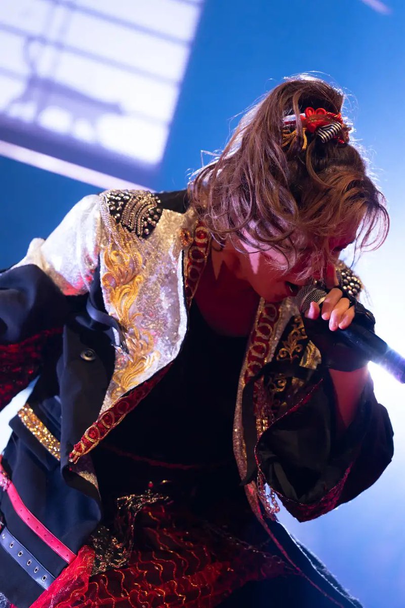 yutoadachi's tweet photo. 僕を見つけてくれたあなたに。

安達勇人デビュー20周年ワンマンライブ。
無事先日満員御礼で幕を閉じました。
改めて笠間公民館大ホールSOLD OUTありがとう。
決して大きくはないあのホールの満員の景色や声は、かけがえのない宝物になった。
笠間に、茨城に来るようになって初めてホールワンマンをやった場所だ。
だから、今帰れたのが嬉しかった。
沢山の笑顔と熱い熱狂や声に心から感謝とありがとうを、会場にいたあなた、茨城や全国に来れなくとも応援してくれてた出会ってくれたあなたに送りたい。
今このツイートを見てくれてるあなたは何かのきっかけで僕をいつの日か見つけてくれた。出会いにも感謝だ。
そんなあなたに安達勇人20周年の集大成を見せることが出来て心から嬉しかった。
ここまで来るのに夢を笑われ、でもやってみなきゃ人生わからないと、あの日自分を信じて挑戦してきた1年1年があって今があります。
気付いたらステージに立つように20年経った。
雑誌モデルになって、俳優になって、アイドルになって、声優になって、いばらき大使になって、今は音楽、アーティストとして生きてる。
沢山の景色を見てきた。
努力しても無理なことも不条理なことも沢山経験してきた。
でも全部逃げずに勝負出来たのは見せたいあなたがいたからだ。
今、茨城県で沢山の人や場所で安達勇人という名前を通してライブステージや日常で出会いがある。
そしてあなたが沢山の夢を見せてくれる。
それだけファンの方のADACHI HOUSEファミリーのパワーや思いやりはすごい。
世界一だと本気で思ってる。
ファンの事を本気で世界一って言えるのも俺自身すごく嬉しいし誇りに思ってる。
それだけあなたの愛をいつも見てるもらってる。
ありのままを、キラキラ、泥臭かろうが受け入れてくれてありがとう。
いつもファンの方々とものすごく気持ちいい関係でいれる。
その空間や関係を作ってくれていることにまず感謝し、何より老若男女世代問わず沢山の人が目の前で夢を見たり、一緒に叶えたり熱狂してくれることが幸せでたまらない。
いばらき大使という、まだまだ勿体無い肩書を茨城県からいただいている。
その名にふさわしい男になれるよう、誰よりも茨城に寄り添って、夢を見せていきたい。侍のようにね。
そして当時の自分みたいな夢を否定されて、夢がわからなくったり、生き方がわからない、迷ってる人達のヒカリに少しばかり安達勇人がなってくれたら嬉しい。
年齢も性別も環境も関係ない。
生きてるうちはみんな現役だ。
何歳になっても遅くはない。
それにはちょっぴりだけヒーローが必要なんだ。
ちょっぴりでいい。
あなたが俺の何倍もヒーローだ。
だから俺みたいな男は、どんな女や男にも子供達にも真っ向から向き合っていきたい。
誰かのきっかけになれば。
あなたに心から感謝してる。
誰よりも人や出会いに感謝してる。
だから誰よりも人に「ありがとう」を届けたい。言葉でも歌でも。
俺には夢がある。
茨城県でさらに大きな夢がある。
来年の茨城県全域のホールツアーだ。
そして最後茨城県で一番でかいホール、水戸市民会館の大ホールでワンマンライブをする。
でかいぞ2000人。
しかも1発じゃないぞ。
そこまでいくのに各地域で数百人規模のホールワンマンライブもある。
地元茨城に根付いたテレビにも出てない男がホールツアーを開催する。
そんな簡単で余裕なことじゃない。
でもね、だから叶えてみたい。
夢がある。
全部席が埋まったら常識が変わる。
茨城に夢を。
この挑戦を一緒に景色を見てくれますか？
ただそれにはあなたのチカラが必要だ。
日本武道館LIVE出演も来年決まった。
ワンマンライブではなくフェス出演だが、まず一度に、武道館っていうものを自分とファンの方に見せたいと思う。
いつかワンマンライブを日本武道館でもしよう。
それにはまだまだ俺は力不足だから茨城県でもっとチカラをつけて頑張るから。
大丈夫、想像出来る夢は実現出来る。
全部してきた。
人生っていうものは夢がある、ロマンがあるよ。
音楽もそう。
これからも歌って繋いでいく、出会っていく。
でっかい夢の為に。
あなたの為に。
あなたの人生捨てたもんじゃないぞ。
夢は叶うぞ。
大好きな人に大好きって言えよ。
どんな時代だろうが愛をくれた人にありがとう忘れるな。

僕を見つけてくれたあなたに。
心からいつもありがとう。

「茨城」って書いて
「安達」って言われるような　
そんくらいじゃなきゃダメじゃん

だから夢を叶えなきゃいけないんだ
だから夢を見せてなきゃいけないんだ
じゃなきゃさ 人はさ
振り向いちゃくれないんだよ
そう ここで歌ってくから
オレ叶えるからさ　見ててよ

また会おうな　
一度きりの人生
報われないこともあるけど
居場所がなくなっても
この町でずっと歌ってるから
叶えるからさ 見ててよ
あんたの夢もいつか見せてよ

いばらき大使　安達勇人