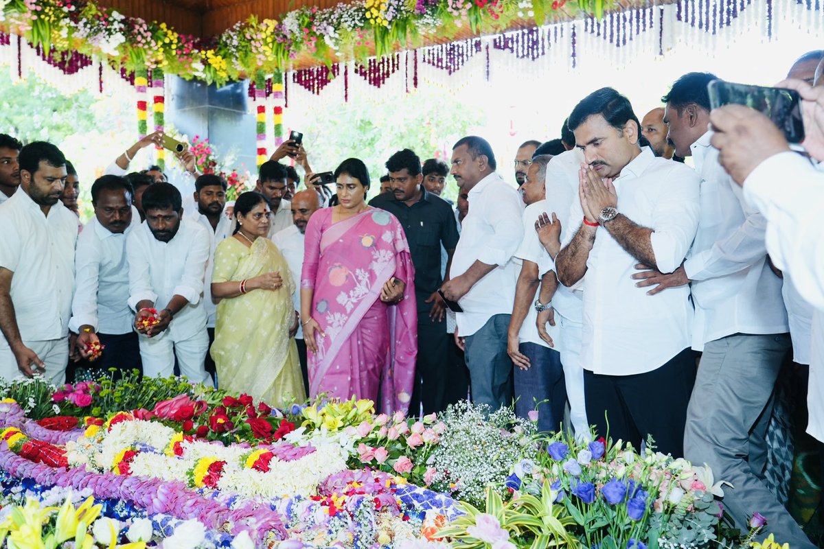 PittaRamReddy's tweet photo. కాలం గడిచిపోవచ్చు, కానీ #YSR గారి జ్ఞాపకాలు శాశ్వతంగా నిలిచి ఉంటాయి. కోట్లాది మంది హృదయాల్లో చెరగని ముద్ర వేసుకున్న నాయకుడు #YSR గారిని స్మరించుకుంటూ ఈ రోజు 17 వ వర్ధంతి సందర్భంగా ఇడుపులపాయలో YS విజయమ్మ మరియు YS షర్మిలమ్మ గార్లతో కలిసి ఘన నివాళులు అర్పించడం జరిగింది. 🙏💐 https://t.co/Lltrd4YUd7